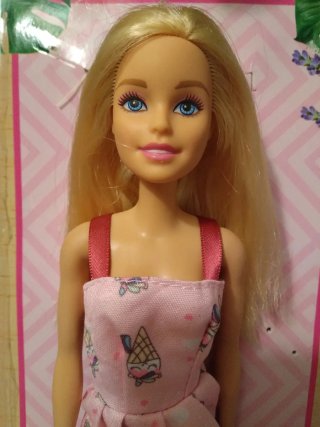 Bambola Barbie con vestito a stampa