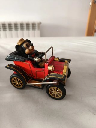 Maqueta clásica de Mickey Mouse en coche