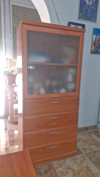 Vitrina con cajones de madera