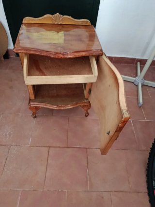 Mesita antigua de madera