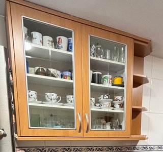 Vitrina de cocina de madera y puertas con cristal