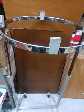 Perchero de Ropa Metálico