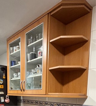 Vitrina de cocina de madera y puertas con cristal