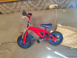 Bicicleta infantil roja y azul