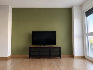 Mueble TV de madera y metal.