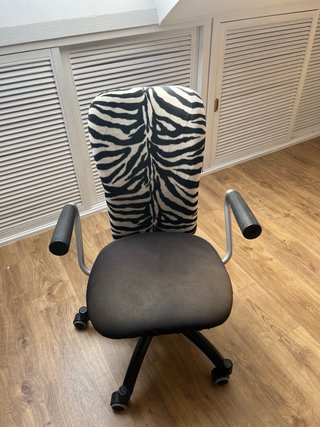 Silla de escritorio IKEA con respaldo cebra
