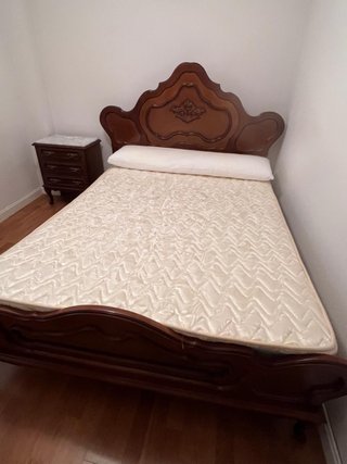 Cama y Mesilla de Madera Clásica