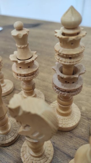 Juego de ajedrez de madera tallada