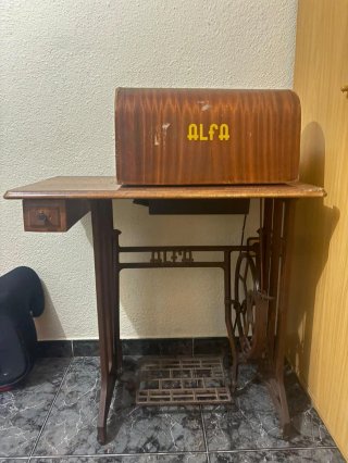 Máquina de coser antigua ALFA