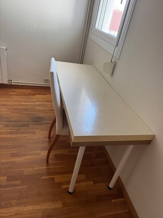 Escritorio y silla blancos