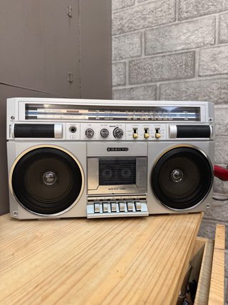 Radio Cassette Sanyo Plateado
