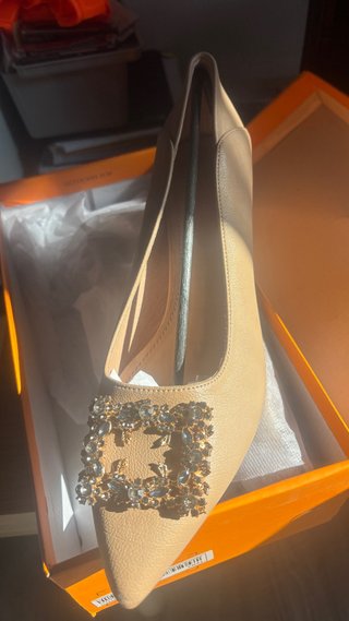 Zapatos de salón beige con hebilla joya