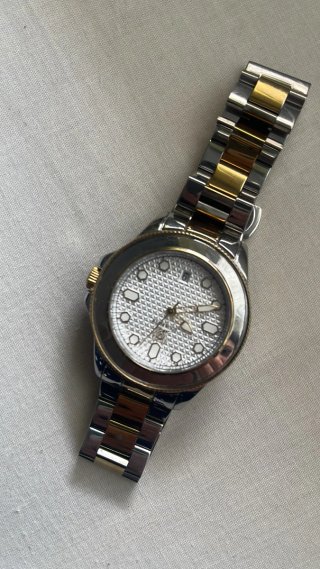 Reloj de pulsera bicolor plateado y dorado