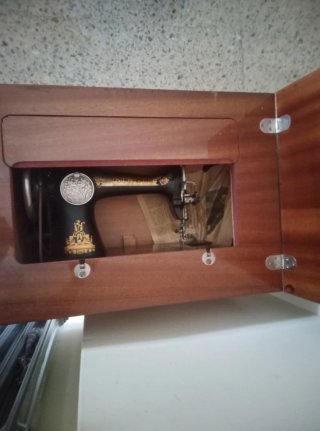 Máquina de coser Singer con mueble