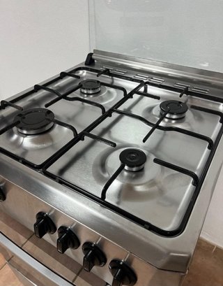Cocina 4 fuegos de gas butano con horno