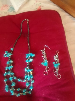 Conjunto de collar y pendientes turquesa