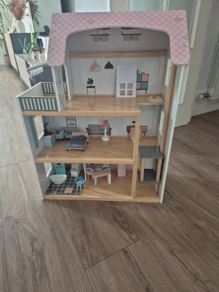 Casita de Muñecas de Madera