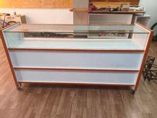Mostrador de tienda en madera y cristal