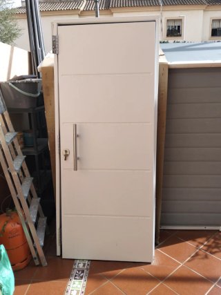 Puerta de entrada blanca