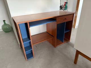 Escritorio de madera con estantes