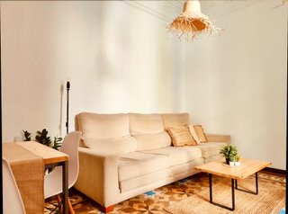 Sofá beige de salón · Mudanza