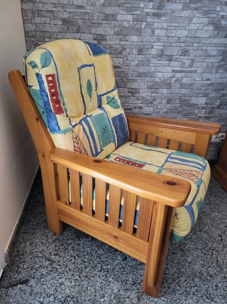BUTACA INDIVIDUAL CON ESTRUCTURA DE MADERA RUSTICO