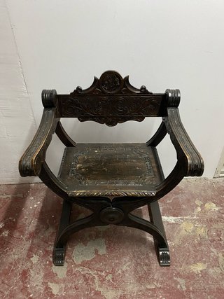 Silla antigua de madera tallada