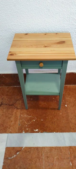 Mesita de noche de madera