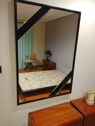 Espejo de Pared con Marco Negro