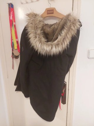 Chaqueta negra con capucha