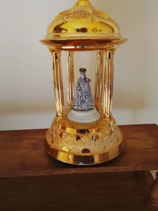 Figura de Virgen en Cúpula Dorada