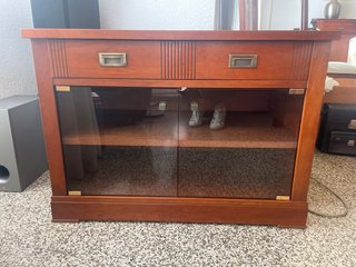 Mueble de TV de madera y cristal