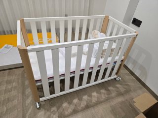 Cuna de bebé blanca y madera