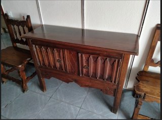 Mueble y 2 sillas castellanas