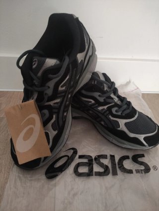 Zapatillas Asics Negras y Grises