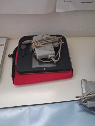 Nintendo 3DS nera con custodia e caricatore
