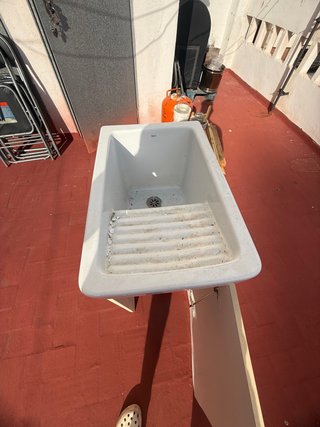 Pila de lavar de cerámica blanca