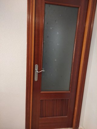 Puerta de paso de madera con cristal