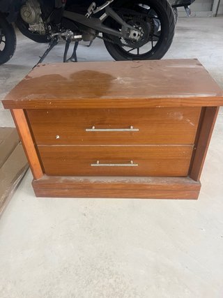 Mesita de noche de madera
