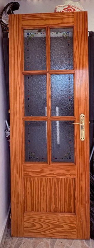 Puerta de Madera con Cristales decorativos