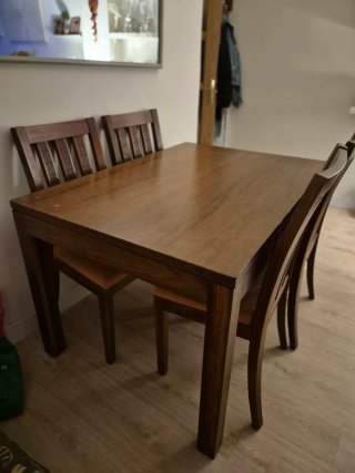 Mesa Comedor Extensible de Teka y 4 Sillas