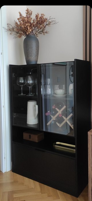 Vitrina Negra con Puertas de Cristal