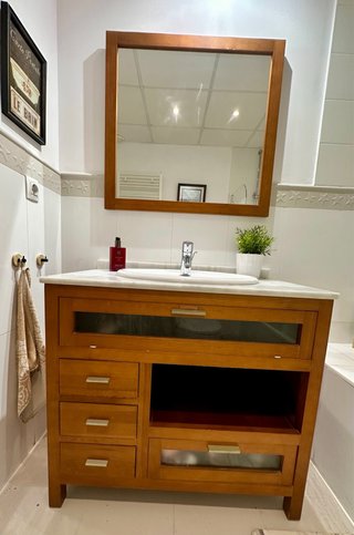 Mueble de baño con espejo de madera