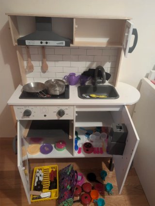 Cocinita de juguete con accesorios