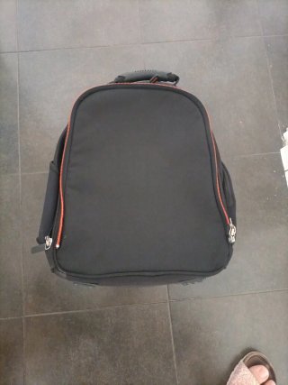 Mochila Negra con Detalles en Rojo