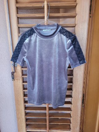 Maglia in velluto grigia con dettagli in pizzo