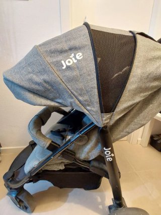 Carrito de niño Joie gris.