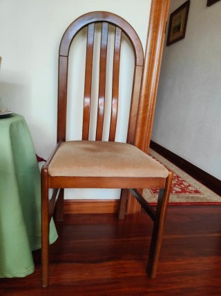 Silla de madera con asiento tapizo