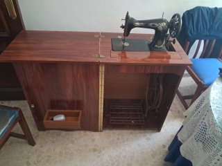 Máquina de coser antigua con mueble