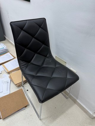 Silla de diseño en piel sintética negra